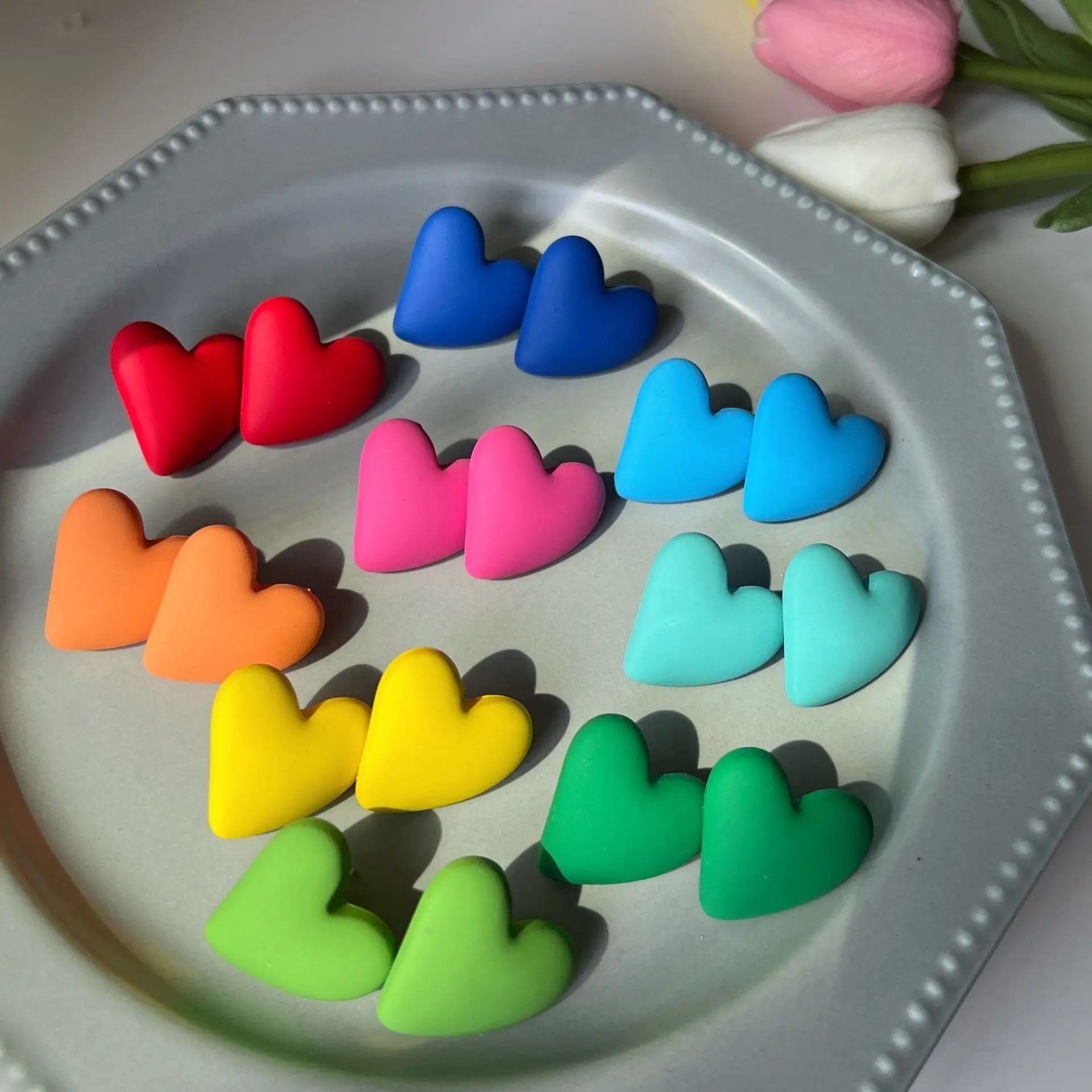 Vintage Fashion Trends 2026 - Anting Tusuk Akrilik Warna-warni Bentuk Hati