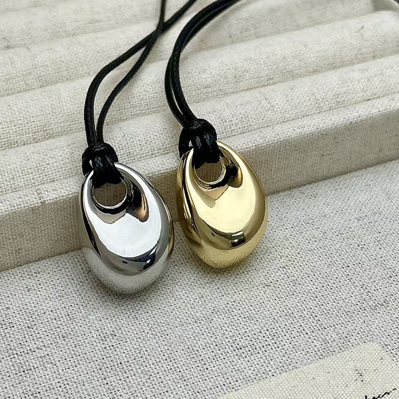 Vintage Fashion Trends 2026 - Kalung Liontin Kacang Warna Perak Tali